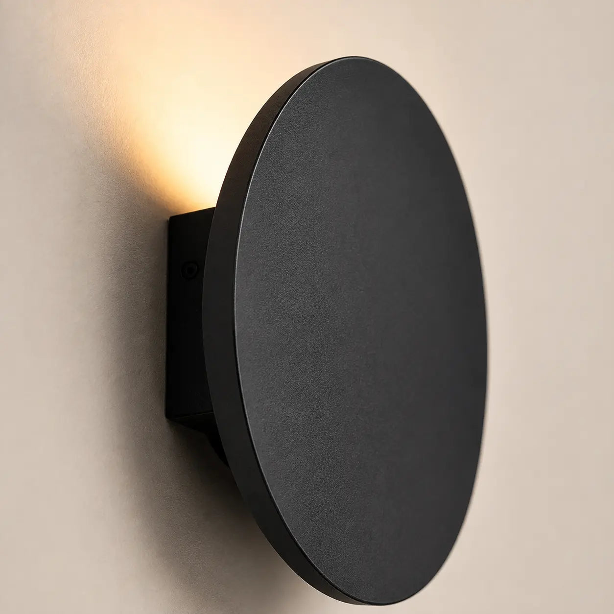 Détail d'une applique murale extérieure ronde en aluminium

