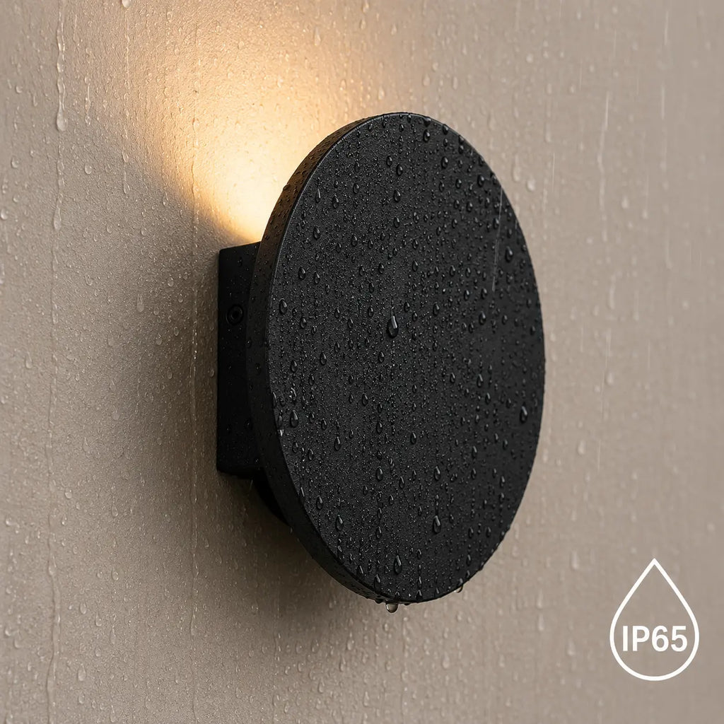 Applique murale extérieure LED ronde noire IP65 installée en extérieur