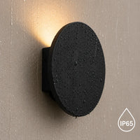 Applique murale extérieure LED ronde noire IP65 installée en extérieur