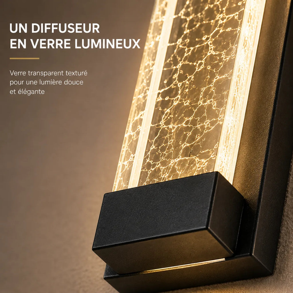 Détail du diffuseur en verre et de la structure en aluminium noir de l'applique murale extérieure LED