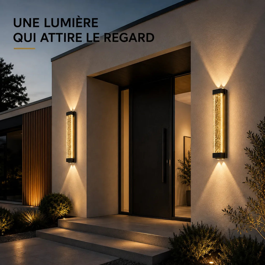 Applique murale extérieure LED en aluminium et verre installée sur une façade contemporaine