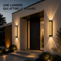 Applique murale extérieure LED en aluminium et verre installée sur une façade contemporaine