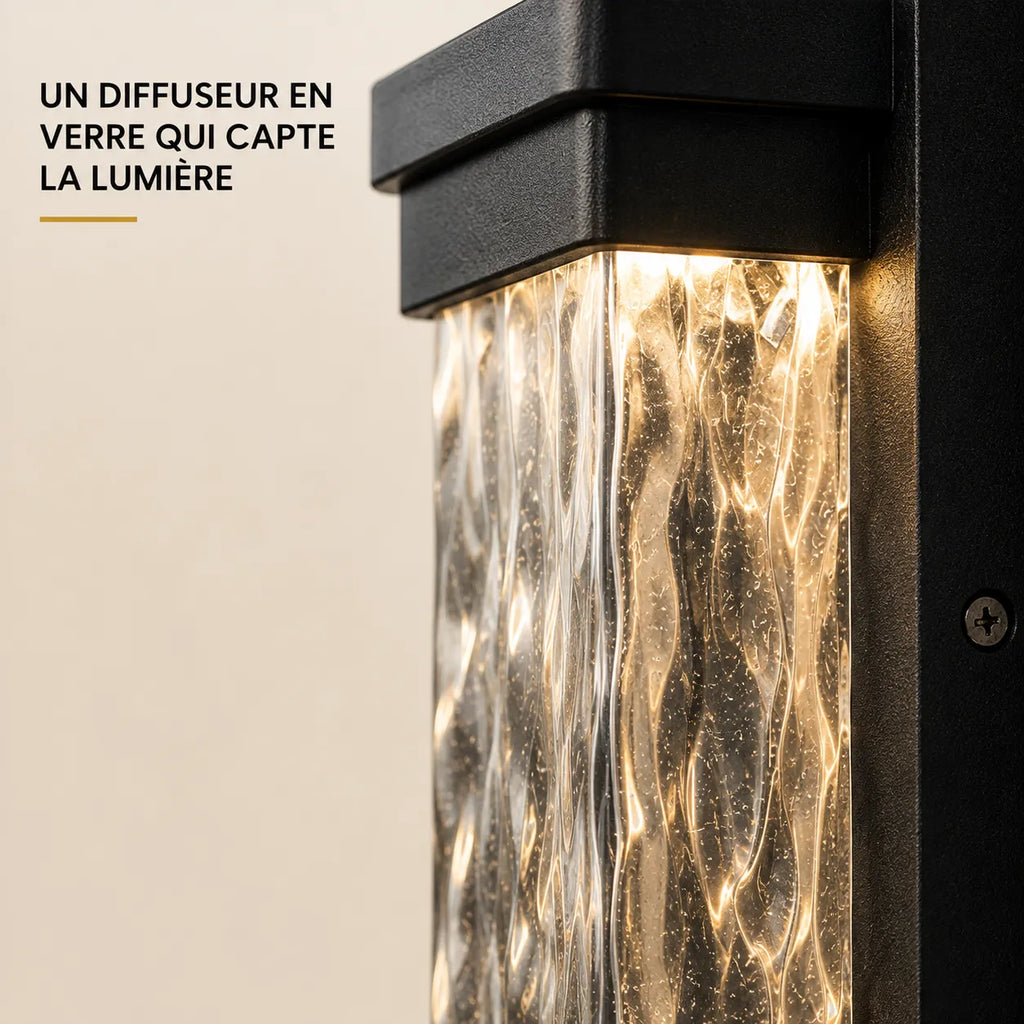 Détail du diffuseur en verre ondulé et de la structure en aluminium noir de l'applique murale extérieure LED