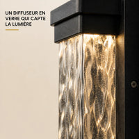 Détail du diffuseur en verre ondulé et de la structure en aluminium noir de l'applique murale extérieure LED