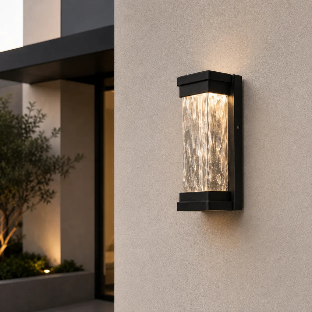Applique murale extérieure LED en aluminium et verre ondulé installée sur une façade contemporaine