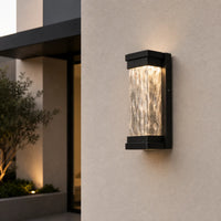 Applique murale extérieure LED en aluminium et verre ondulé installée sur une façade contemporaine