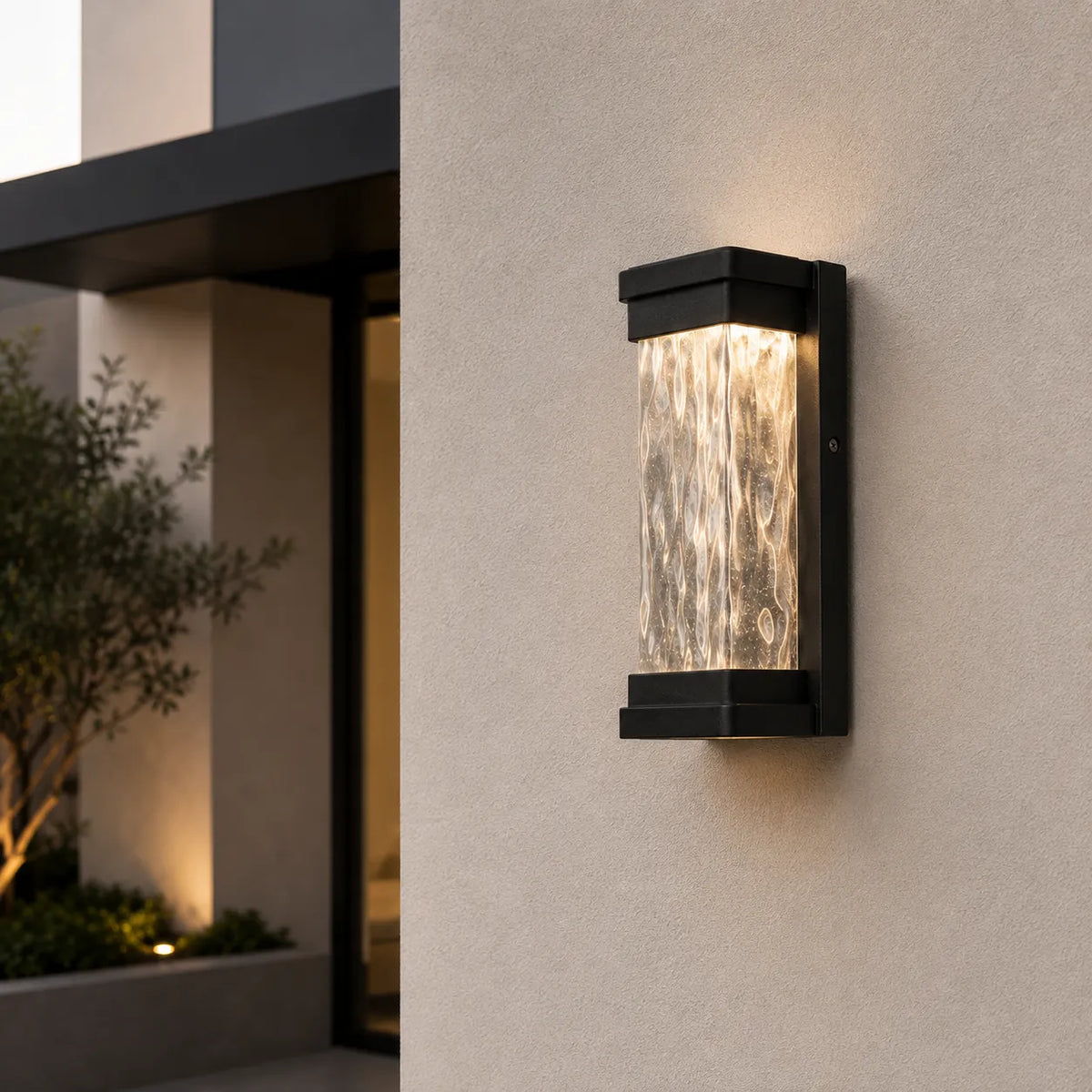 Applique murale extérieure LED en aluminium et verre ondulé installée sur une façade contemporaine