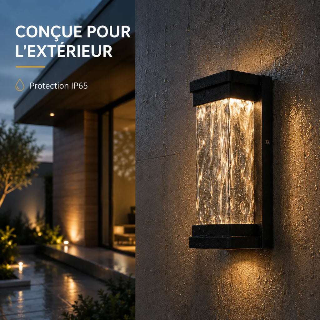Applique murale extérieure LED en aluminium et verre ondulé conçue pour une installation extérieure avec protection IP65