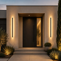 Applique murale extérieure LED verticale noire installée sur une façade contemporaine